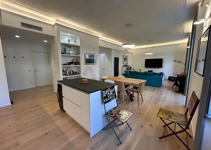 Room In Stunning Central Open Space Apartment